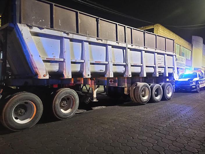 Interceptan a 167 migrantes dentro de un camión en el centro de México