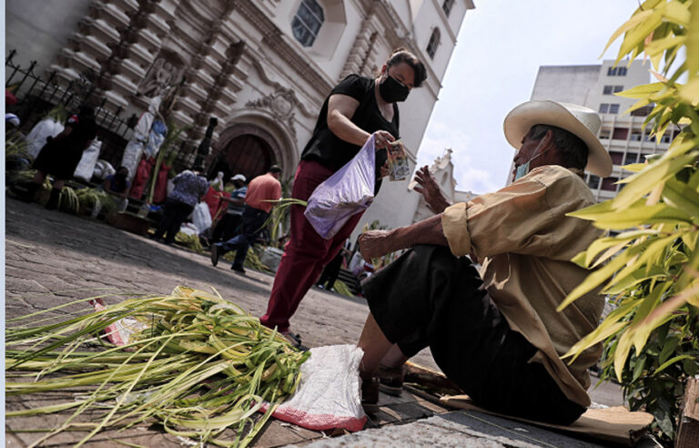 Campesinos llegan con palmas a iglesias hondureñas previo al Domingo de Ramos