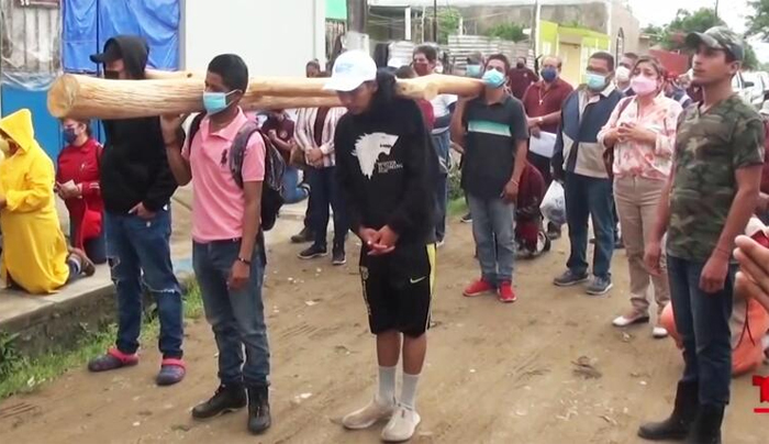 La cruz recuerda que Dios está presente en el sufrimiento, enfermedad, migración y pobreza: Padre Tony Salinas