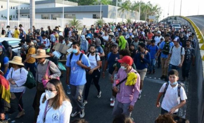 Nueva caravana migrante se entrega a autoridades mexicanas tras 40 kilómetros