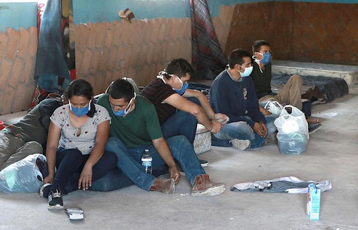 Agentes hallan a 79 migrantes hacinados en un hotel en centro de México