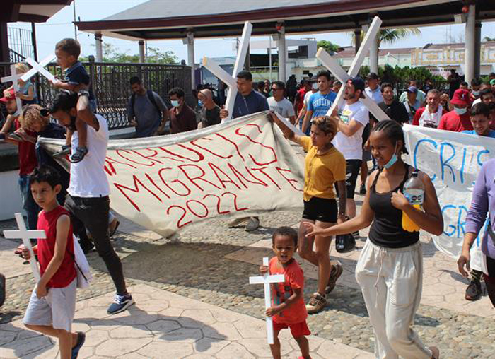 Migrantes escenifican viacrucis en el sur de México antes de nueva caravana