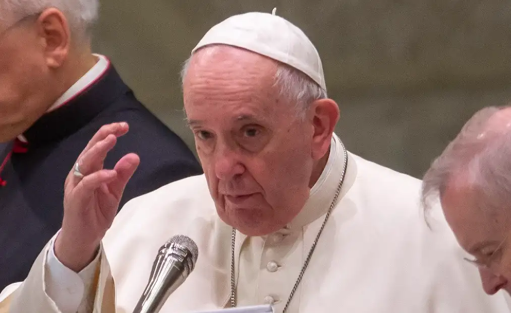 El papa denuncia desde Malta los «pactos turbios» para devolver a migrantes