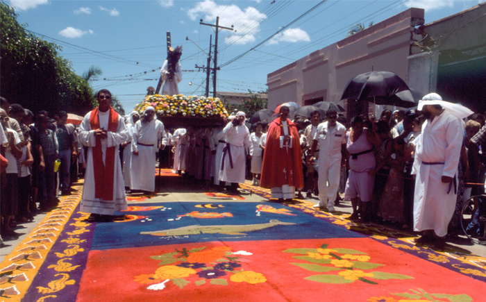 Alfombras y procesiones retornan a Honduras tras dos años de pandemia
