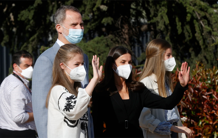 Los reyes de España y sus hijas visitan a ucranianos acogidos en Madrid
