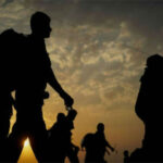 silueta-amarilla-migrante