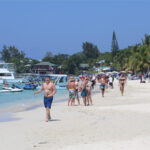 turistas-roatan