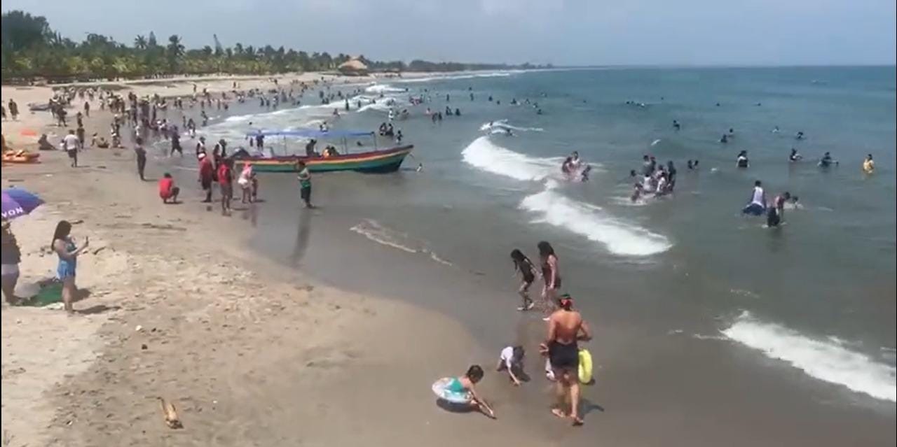 Cientos de veraneantes comienzan visitas a distintas playas de Honduras