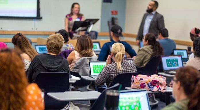 Nuevo proyecto busca cerrar la brecha digital de trabajadores latinos en EEUU