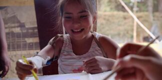 Carol, la niña guatemalteca que aprende a abrazar con nuevas extremidades