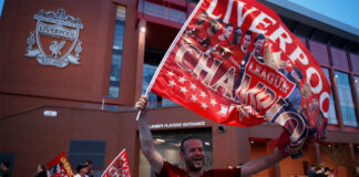 Miles de aficionados en las calles consuelan al Liverpool