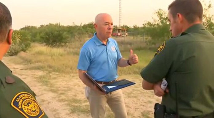 Mayorkas: Fronteras de EEUU «no están abiertas” y continuarán las expulsiones