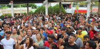 Migrantes se manifiestan en frontera sur de México para exigir libre tránsito