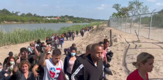 Migrantes saturan refugio que podría cerrar en la frontera norte de México