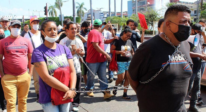 Caravana de migrantes bloquea carretera en el sur de México para exigir visas