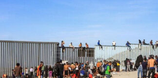 Migrantes en la frontera México-EEUU recrean su travesía con una ópera