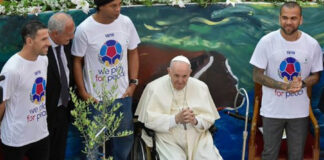 ‘Dinho’, Alves y Maxi Rodríguez presentan con el Papa el ‘Partido por la paz’