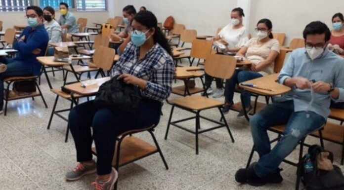 El 98 % de la comunidad universitaria ya tiene al menos dos dosis de vacuna anticovid, según vicerrector