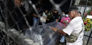 Sepultan en El Salvador los restos de padre e hijo ahogados en el río Suchiate