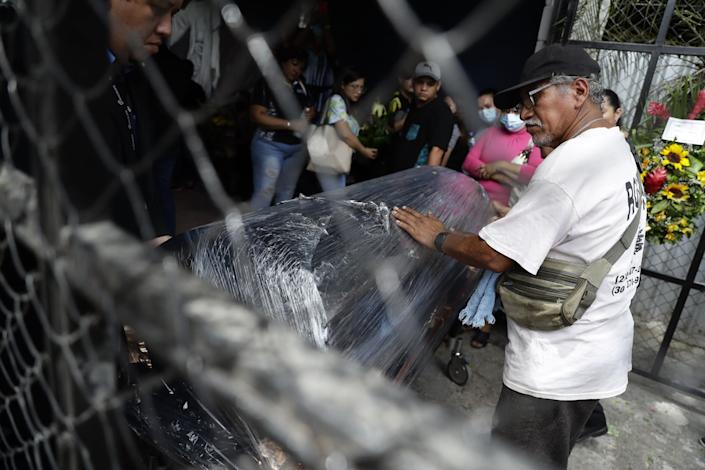 Sepultan en El Salvador los restos de padre e hijo ahogados en el río Suchiate