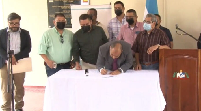 Ministro Sponda y colegios magisteriales pactan derogación de reglamentos de la Ley Fundamental de Educación