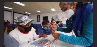 «Tejiendo sueños»: el arte de los venezolanos presos en una cárcel de Ecuador