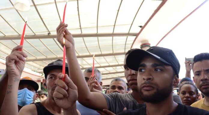 Migrantes realizan vigilia en el sur de México en honor a 50 muertos en Texas