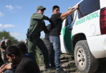 Juez suspende regla que fijaba límites de arrestos a agentes de migración