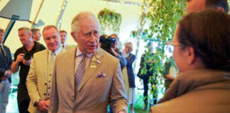 Príncipe Carlos, molesto con plan de enviar a Ruanda a demandantes de asilo