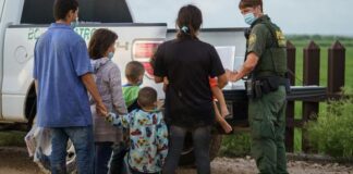 La Administración de Biden investiga las denuncias de trato inhumano en la frontera sur