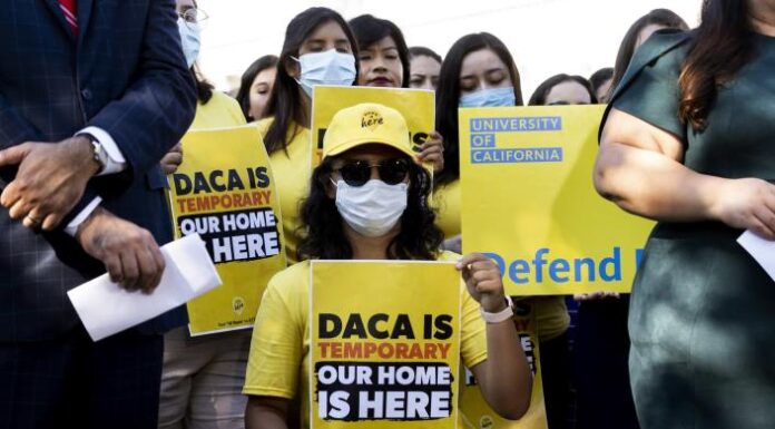 Una jueza ordena la liberación de una mexicana detenida a pesar de estar amparada por DACA