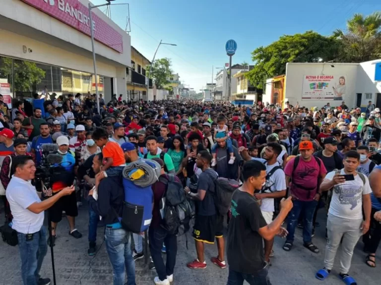 Caravana con 3,000 migrantes sale de sur de México en busca de regularización