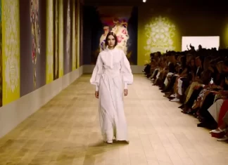 Dior apuesta todo al beige y a la artesanía en su desfile de Alta Costura