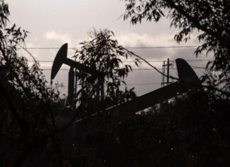 El petróleo de Texas se dispara un 4,3 % y cierra en 102,73 dólares el barril