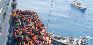 Más de 1,500 migrantes llegan a la costa italiana y otros 600 esperan puerto