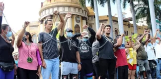 Precariedad laboral, dura realidad de migrantes varados en frontera de México