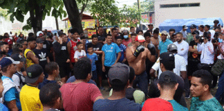 Un boxeador cubano lleva «golpes» de unidad a migrantes en el sur de México