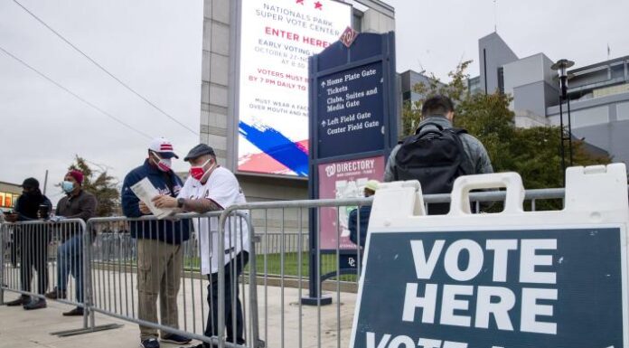 Urgen a nuevos ciudadanos a votar contra «clones» antiinmigrantes de Trump