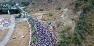 El 54 % de los hondureños desearía irse al extranjero, según un sondeo