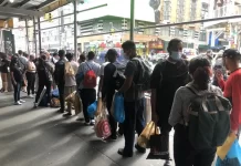 Nuevos autobuses con inmigrantes llegan a Nueva York enviados desde Texas