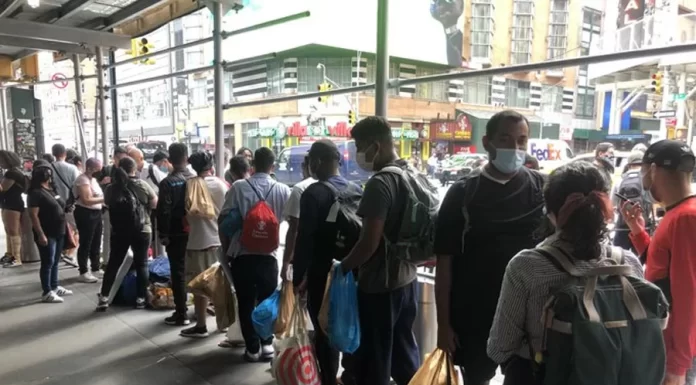 Nuevos autobuses con inmigrantes llegan a Nueva York enviados desde Texas