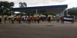 Por segundo día consecutivo obreros mantienen paro en maquila Gildan