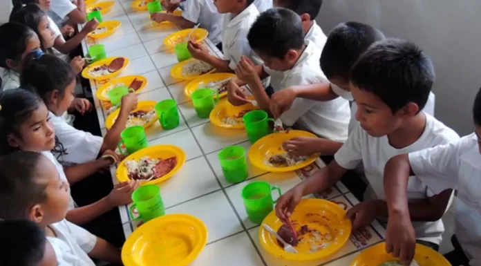 Diecisiete países de Latinoamérica firman un acuerdo para mejorar la alimentación escolar
