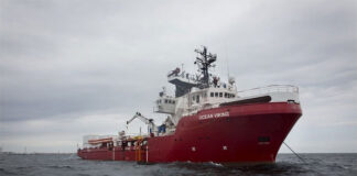 El «Ocean Viking» pide puerto para desembarcar a 387 migrantes