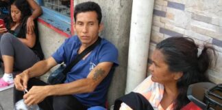 Migrantes de paso por Honduras, esquilmados por comerciantes