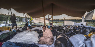 Unos 300 refugiados duermen a la intemperie en un centro en Países Bajos