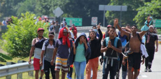 Caravana migrante avanza entre denuncias de robos y violaciones en México