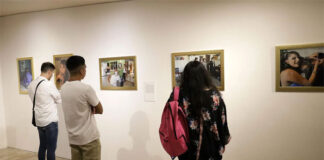 Artista mexicana retrata vida de migrantes en EEUU a través de quinceañeras