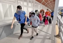 Nueva York recibe a 54 inmigrantes, varios de ellos hondureños, y acusa a Texas de juego político