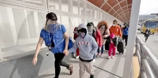 Nueva York recibe a 54 inmigrantes, varios de ellos hondureños, y acusa a Texas de juego político